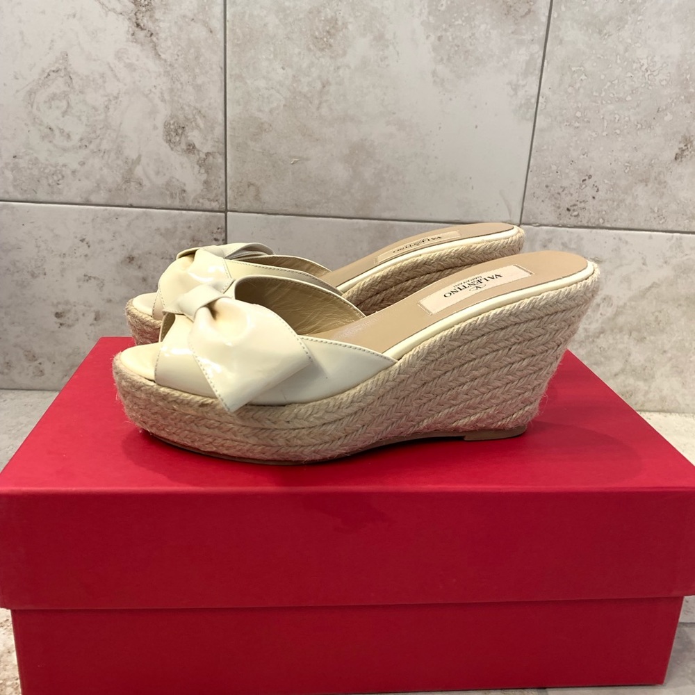 🚫Sold Classy Valentino wedge with box - Picture 6 of 8